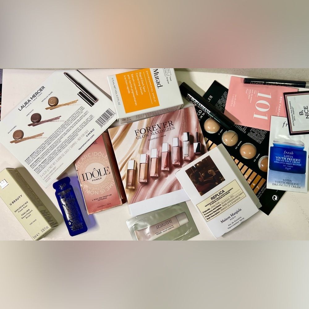 Clinique Skincare 3 pc Set + Cosmetic Bag. Full size items. Retail $113 - Picture 10 of 10